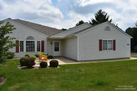 601 Carriage Dr, Tecumseh, MI 49286 photo 1