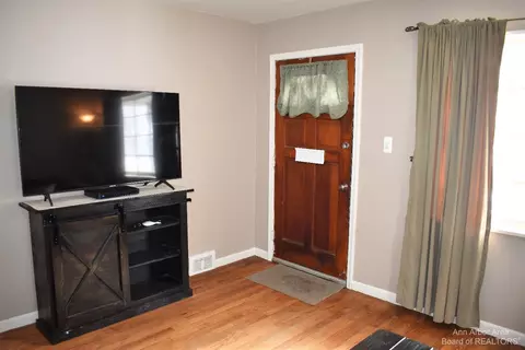 8008 Hipp St, Taylor, MI 48180 photo 3