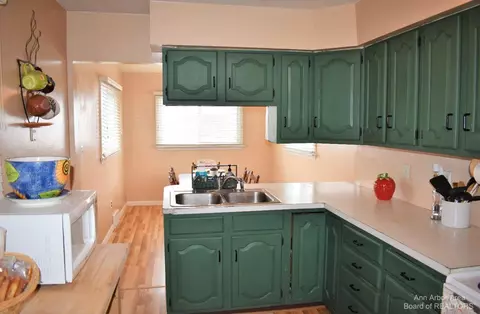 8008 Hipp St, Taylor, MI 48180 photo 6
