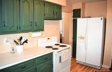 8008 Hipp St, Taylor, MI 48180 photo 7