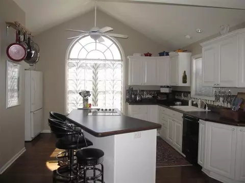 367 E Castlebury Cir, Saline, MI 48176 photo 3
