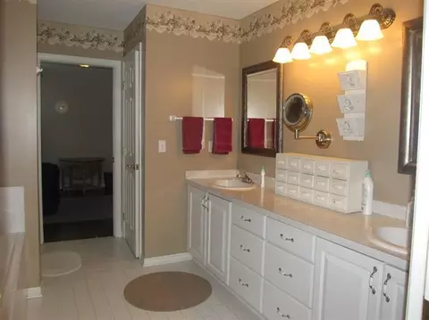 367 E Castlebury Cir, Saline, MI 48176 photo 11