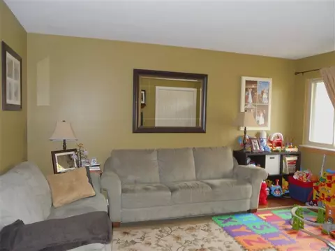 1949 E Roundtable, Canton, MI 48188 photo 3