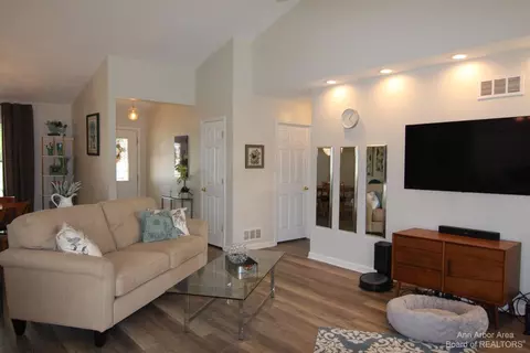817 Stetson St, Tecumseh, MI 49286 photo 5