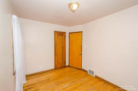 36916 Grant St, Romulus, MI 48174 photo 17