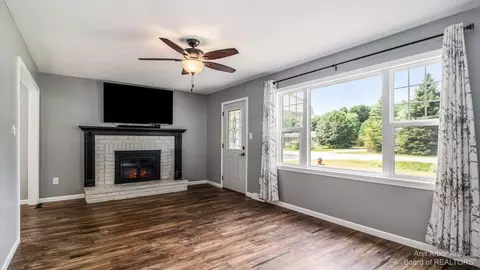 21741 Bohn Rd, Belleville, MI 48111 photo 2