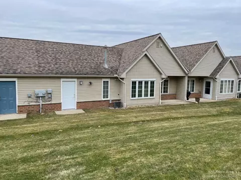 422 Lancaster Ct, Saline, MI 48176 photo 2