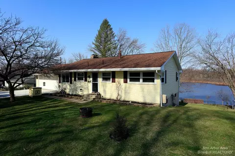 1008 Ottney Dr, Jackson, MI 49201 photo 1