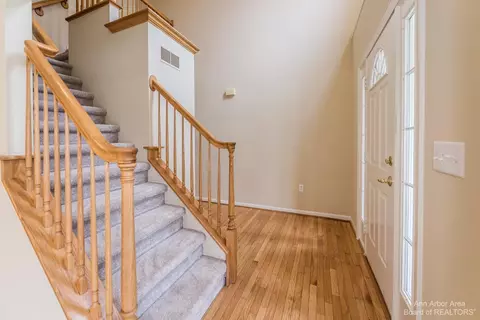 5757 Cedar Ridge Dr, Ann Arbor, MI 48103 photo 2