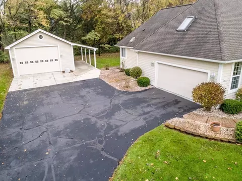 464 Hunters Ridge Dr, Saline, MI 48176 photo 2