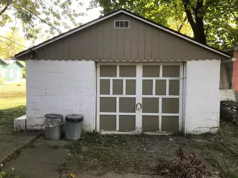 653 James St, Adrian, MI 49221 photo 2