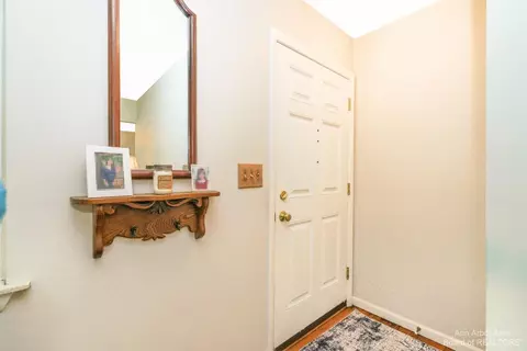 131 Wallace Dr, Saline, MI 48176 photo 4