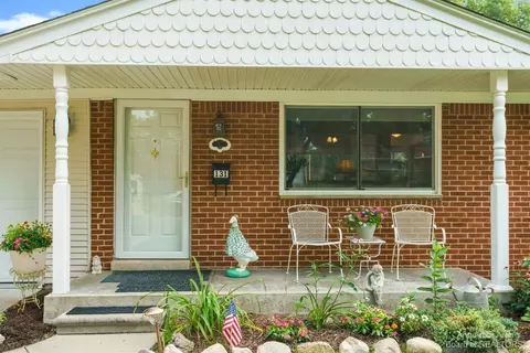 131 Wallace Dr, Saline, MI 48176 photo 2