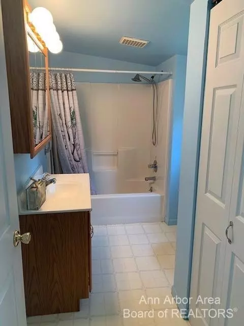 973 Mulhollen Dr, Monroe, MI 48161 photo 4