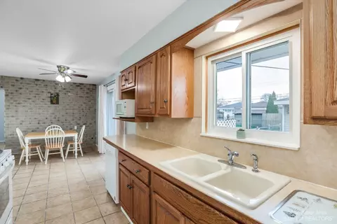 156 Ross Dr, Monroe, MI 48162 photo 9