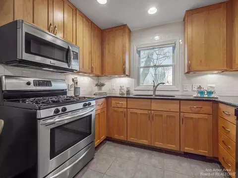 2010 Devolson Ave, Ann Arbor, MI 48104 photo 6