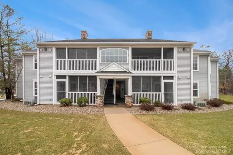 924 Oakbrook Dr, Jackson, MI 49203 photo 1