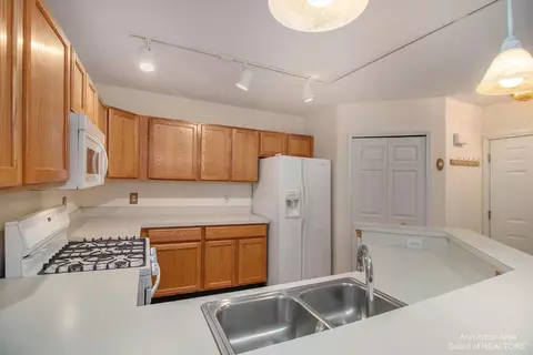 924 Oakbrook Dr, Jackson, MI 49203 photo 6