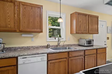 18280 Berkshire Dr, Gregory, MI 48137 photo 7