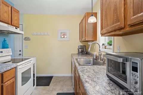 18280 Berkshire Dr, Gregory, MI 48137 photo 9