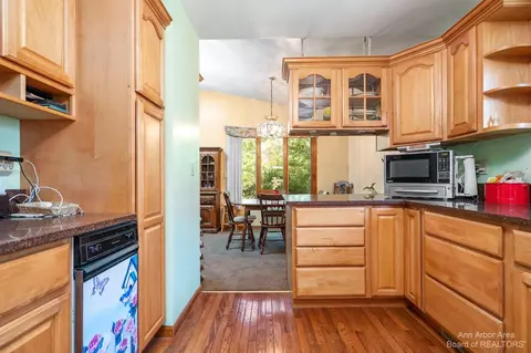 6523 Burnham Dr, Canton, MI 48187 photo 9