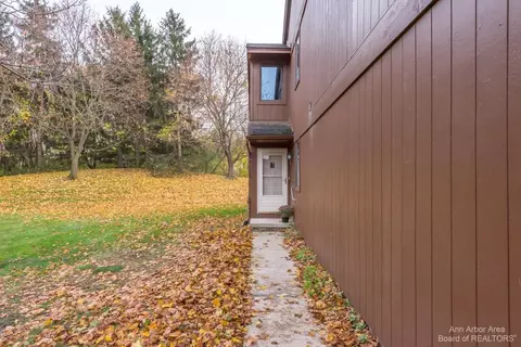 610 Echo Ct, Saline, MI 48176 photo 8