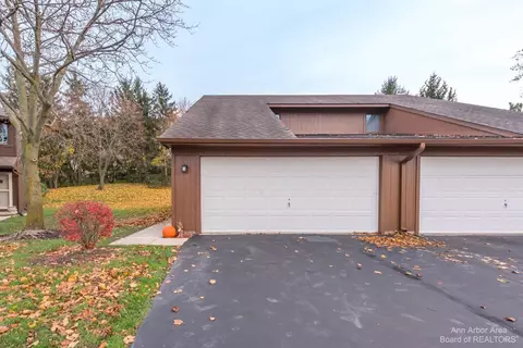 610 Echo Ct, Saline, MI 48176 photo 2