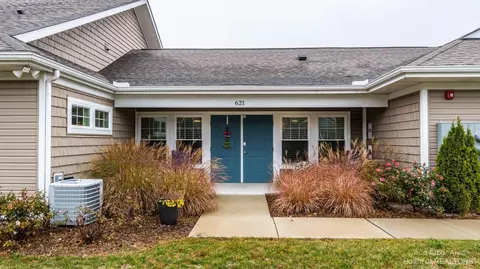 621 Maple Oaks Ct #4, Saline, MI 48176