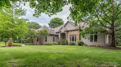 14 Riverside Ln, Saline, MI 48176 photo 2