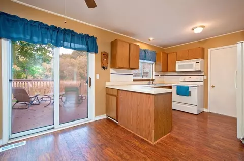 2826 Apache Trl, Wixom, MI 48393 photo 2