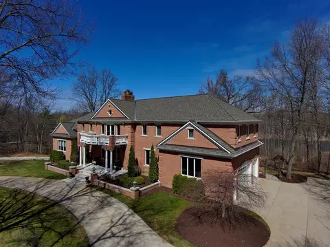 10023 Applegate Ln, Brighton, MI 48114 photo 2