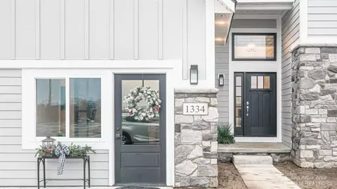 41 Gallery Pointe Dr, Saline, MI 48176 photo 2