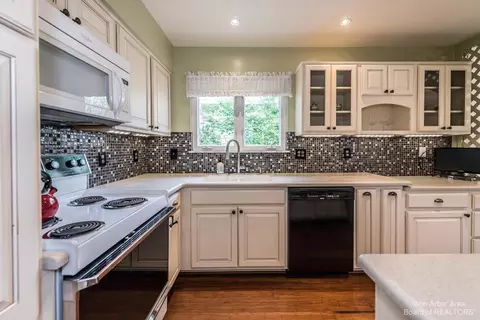 2000 Delafield Dr, Ann Arbor, MI 48105 photo 8