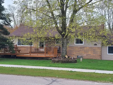 7845 2nd St, Dexter, MI 48130