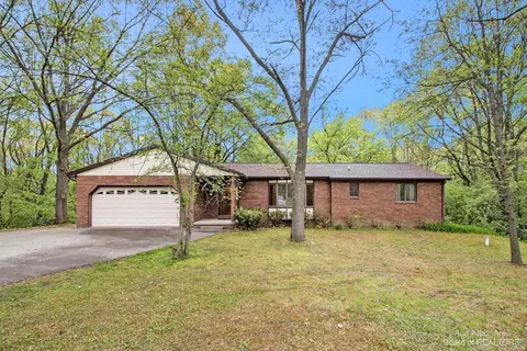 6015 Queen Oaks Dr, Chelsea, MI 48118