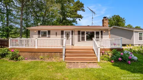 6583 Circle Dr, Harrison, MI 48625