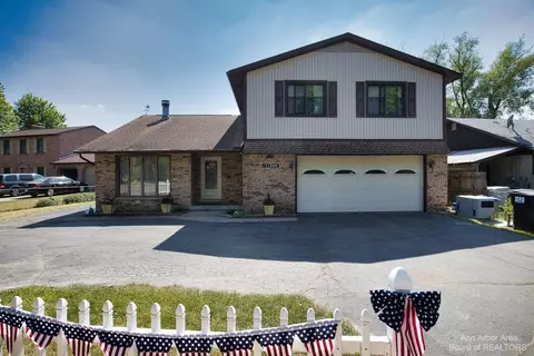 11394 E Shore Dr, Whitmore Lake, MI 48189