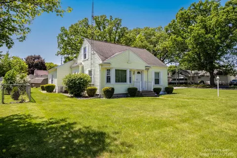 2317 Chesning Ave, Jackson, MI 49202