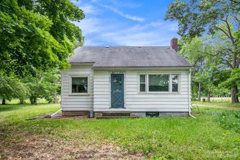 807 Swains Lake Dr, Concord, MI 49237