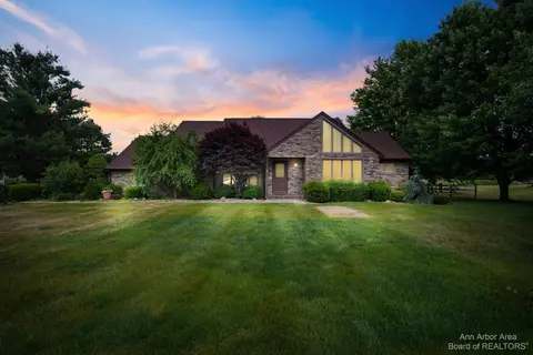 8713 Loire Valley Dr, Tecumseh, MI 49286