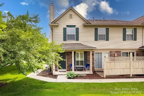 165 Commons Cir, Saline, MI 48176