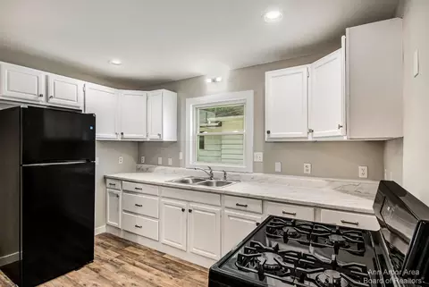 217 N Elm Ave, Jackson, MI 49202 photo 2