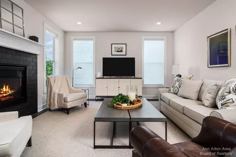 419 Pineway Dr, Ann Arbor, MI 48103