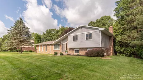 1627 Harold Ln, Howell, MI 48843