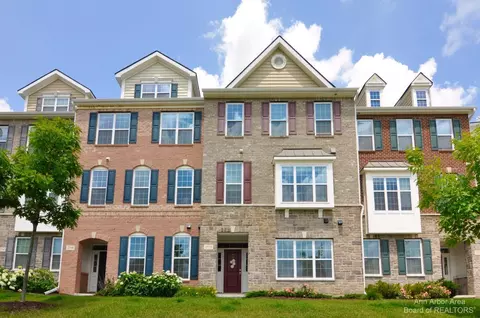 2771 Ashcombe Dr, Ann Arbor, MI 48105