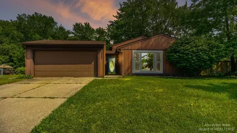 5585 New Meadow Dr, Ypsilanti, MI 48197