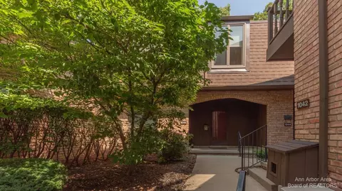 1046 Greenhills Dr, Ann Arbor, MI 48105