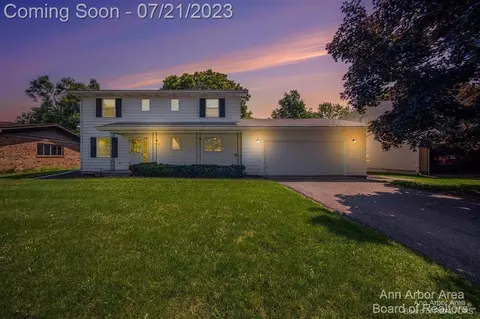 48 Chestnut Dr, Chelsea, MI 48118