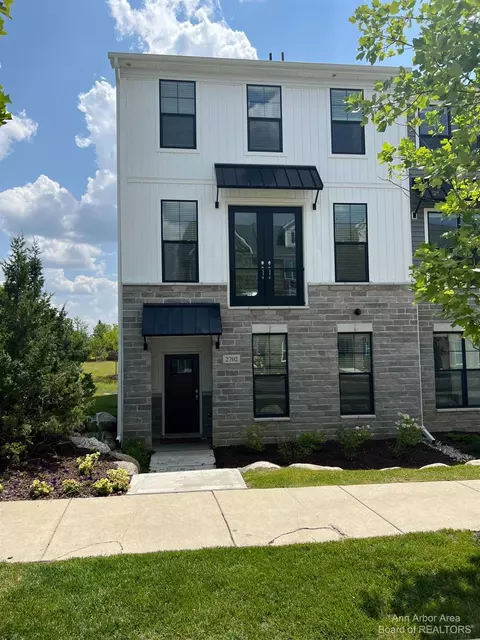 2702 S Spurway Dr, Ann Arbor, MI 48105