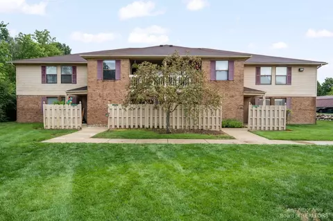 61246 Greenwood Dr, South Lyon, MI 48178